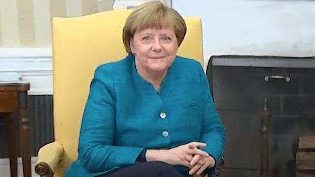 Laut Infratest Dimap würden derzeit mehr Bürger Angela Merkel wählen als Martin Schulz.