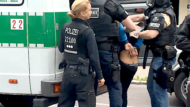 Bei sechs Razzien in Berlin wurden insgesamt neun Flüchtlinge mit Waffen und Drogen festgenommen. (Screenshot: YouTube)