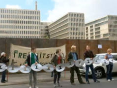 Am BND-Neubau an der Chausseestraße hatte es auch Proteste gegeben. (Screenshot: YouTube)