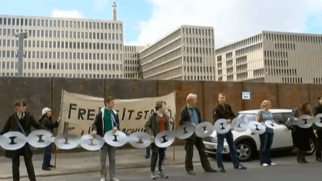 Am BND-Neubau an der Chausseestraße hatte es auch Proteste gegeben. (Screenshot: YouTube)