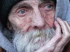 Laut der IW-Studie ist das Armutsrisiko bei den älteren Menschen noch immer deutlich niedriger als bei den jüngeren. Aber die Altersarmut wird unweigerlich immer weiter zunehmen.