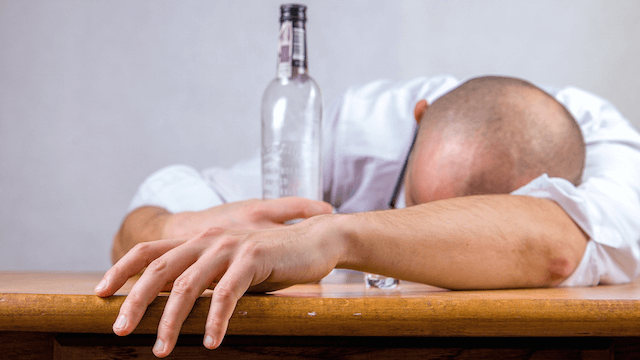 Die Studie zeigt, dass Journalisten zu viel trinken und dümmer sind als der Rest der Bevölkerung. 