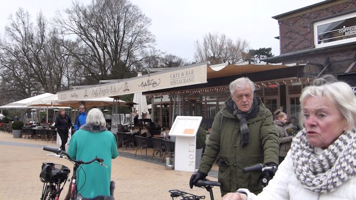 Wer Unterhaltung sucht, schlürft seinen Moet im Cafe Wichtig auf dem Timmendorfer Platz 3 (Foto: Berlin Journal)