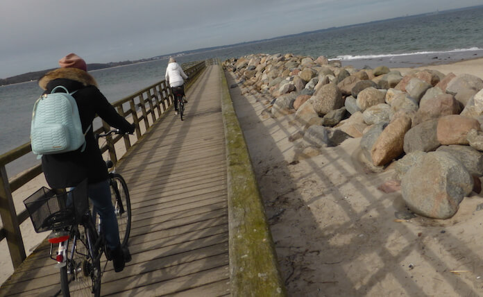 Völlig stressfrei und gut geschützt kann man am Timmendorfer Strand gleich hinterm Niendorfer Hafen mit dem Fahrrad direkt ans Meer radeln (Foto: Berlin Journal)