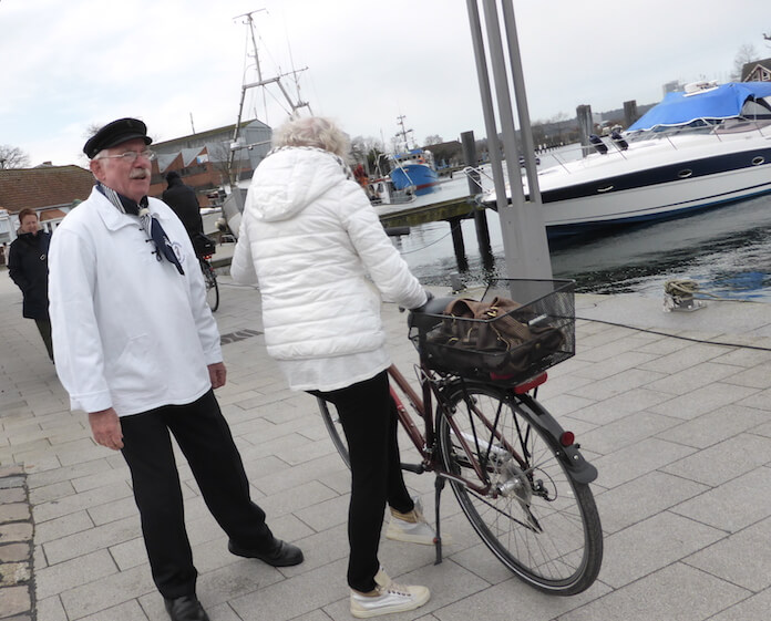 Der idyllische Niendorfer Hafen mit Shanty-Chorsänger. 30 Berufsfischer arbeiten hier und bieten frisch verarbeiteten Fisch (Foto: Berlin Journal)