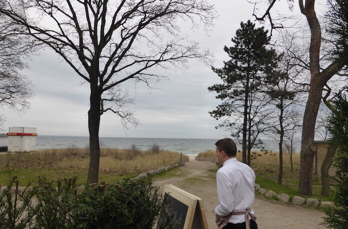 Wer kein Sushi und Pfälzer Wein mag, folgt einfach dem Kellner zum Milchhäuschen auf der Stranddüne, wo es Currywurst und ein kühles Köpi gibt (Foto: Berlin Journal)