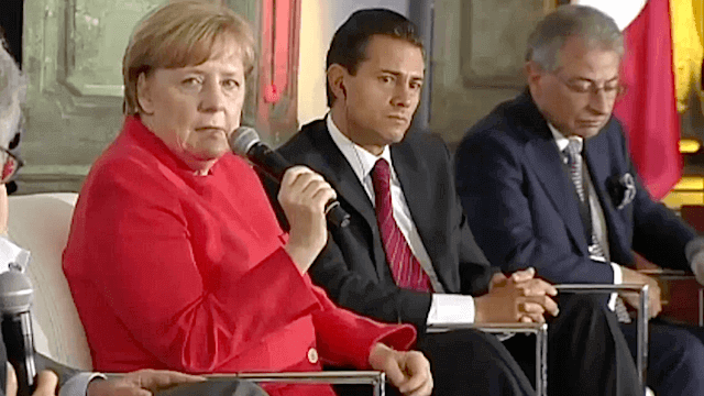 Angela Merkel berichtet dem mexikanischen Präsidenten Enrique Pena Nieto aus der römischen Geschichte. Damals habe der Limes die Migranten nicht aufhalten können. (Screenshot: YouTube)