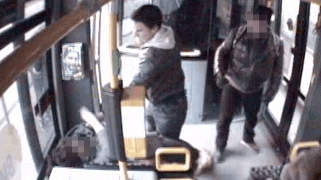 Dieser junge Mann hat in einer Tram in Berlin-Pankow plötzlich zwei Frauen angegriffen. (Foto: Polizei Berlin)