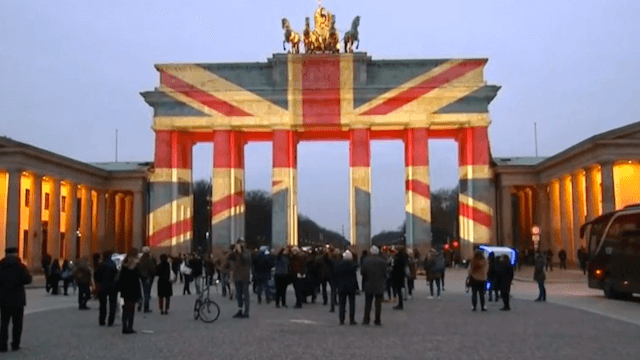 Die Britische Flagge erstrahlte auch schon nach einem Terroranschlag im März auf dem Brandenburger Tor. (Screenshot: YouTube)