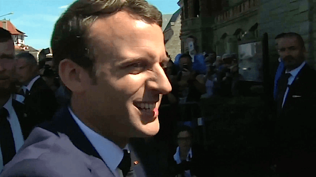Emmanuel Macron erhält eine absolute Mehrheit in der Nationalversammlung. (Screenshot: YouTube)