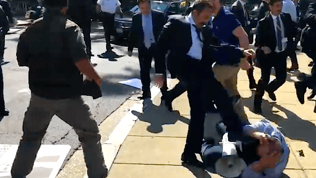 Wegen dieser Aktion in Washington dürfen mehrere von Erdogans Bodyguards nicht zum G20-Treffen nach Hamburg einreisen. (Screenshot: YouTube)