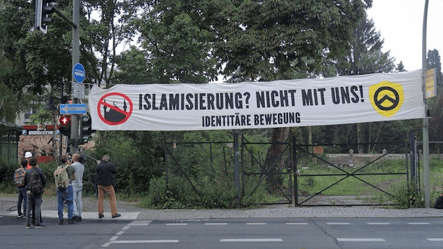 Identitäre Bewegung Sitzblockade Protest gegen Moschee U-Bahnhof Alt-Mariendorf