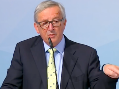 EU-Kommissionspräsident Jean-Claude Juncker begründet das Vertragsverletzungsverfahren. Man müsse sich an Beschlüsse halten und Migranten aufnehmen, „auch wenn man dagegen gestimmt hat“. (Screenshot: YouTube)