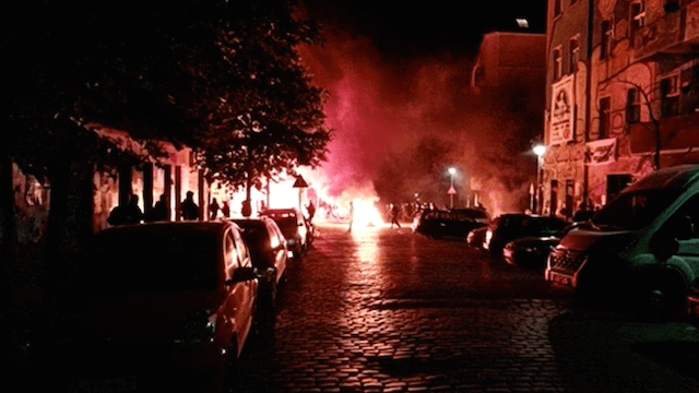 Linksextremisten errichten Barrikaden in der Rigaer Straße