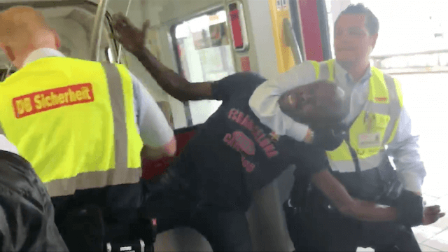 Ein schwarzer Schwarzfahrer wird professionell aus der S-Bahn geholt. (Screenshot: Facebook)