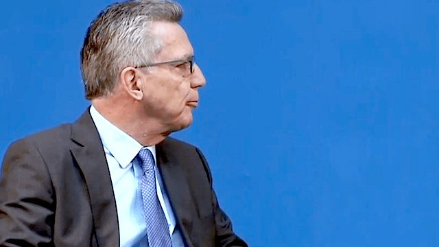 Vor dem Hintergrund einer erhöhten Terrorgefahr plant Bundesinnenminister Thomas de Maizière (CDU) Handy-Zugriff und Gesichtserkennung. (Screenshot: YouTube)