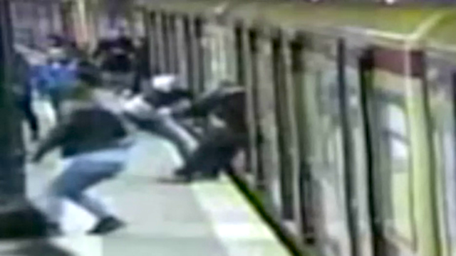 Überwachungsvideo vier schlugen und traten in der S-Bahn