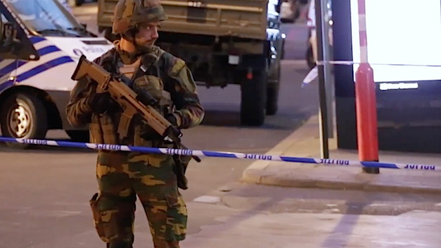 Am Brüsseler Zentralbahnhof rief ein Mann „Allahu Akbar“ und zündete einen Sprengsatz. Soldaten schossen ihn nieder. (Screenshot: YouTube)