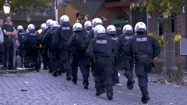 Nach ihrer Rückkehr nach Berlin erhalten die Beamten von Innensenator Andreas Geisel gnädiger Weise den Montag frei. (Screenshot: YouTube)