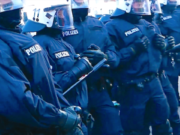 Bei G20-Gipfel falsche Demonstranten eingesperrt Beim G20-Gipfel hat Polizei versehentlich falsche Demonstranten eingesperrt. (Screenshot: YouTube)