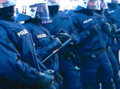 Beim G20-Gipfel hat Polizei versehentlich falsche Demonstranten eingesperrt. (Screenshot: YouTube)