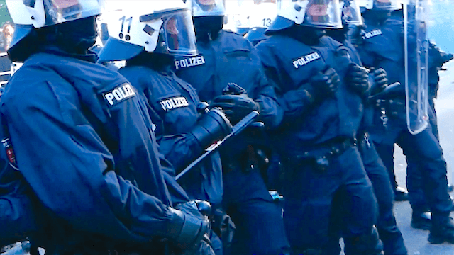 Beim G20-Gipfel hat Polizei versehentlich falsche Demonstranten eingesperrt. (Screenshot: YouTube)