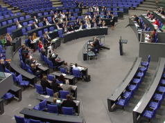 Nur ein paar Dutzend Abgeordnete stimmten am Freitag für das Netzwerkdurchsetzungsgesetz. (Screenshot: YouTube)