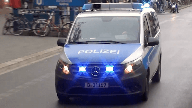 Zwei polizeibekannte Intensivtäter spuckten nach ihrer Festnahme immer wieder in den Streifenwagen. (Screenshot: YouTube)