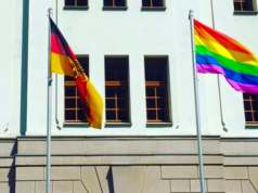 Trotz des Flaggenerlasses von Innenminister Thomas de Maizière haben die SPD-geführten Ministerien die Homoflagge gehisst. (Foto: Twitter)