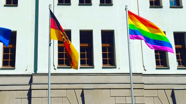 Trotz des Flaggenerlasses von Innenminister Thomas de Maizière haben die SPD-geführten Ministerien die Homoflagge gehisst. (Foto: Twitter)