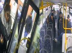 Aus dieser Gruppe von drei Männern und einer Frau heraus wurde die Busfahrerin beleidigt und zu Boden geschlagen. (Fotos: Polizei Berlin)