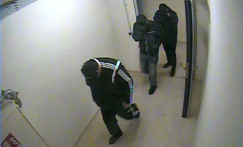 Das Überwachungsvideo zeigt drei Räuber, die das Modegeschäft am Ku’damm überfallen haben. (Foto: Polizei Berlin)