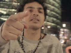 Der Araber-Rapper Abu Hajar, hier am Potsdamer Platz, ist einer der Künstler, die ihre Teilnahme am Festival Pop-Kultur abgesagt haben. (Screenshot: YouTube)