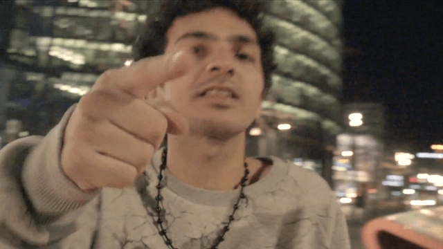 Der Araber-Rapper Abu Hajar, hier am Potsdamer Platz, ist einer der Künstler, die ihre Teilnahme am Festival Pop-Kultur abgesagt haben. (Screenshot: YouTube)