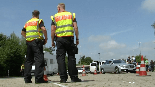 Die Bundespolizei dokumentiert die Erfolge der Grenzkontrollen zum G20-Gipfel. Doch Bundesinnenminister Thomas de Maizière will den Bericht unter Verschluss halten. (Screenshot: YouTube)