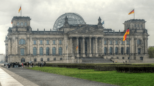 Zwei Touristen aus China mussten vor dem Reichstag erfahren, dass der Hitlergruß in Deutschland kein Spaß ist.