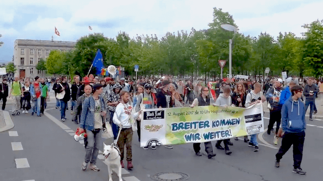Auf der Hanfparade 2017 in Berlin waren erstmals auch legale Kiffer dabei. (Screenshot: YouTube)