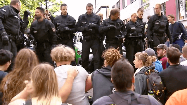 Die GEW hilft Lehrern dabei, Abschiebungen zu verhindern. In Nürnberg hatte ein Lehrer die Schüler über mögliche Formen des Protests beraten. (Screenshot: YouTube)