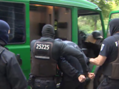Polizeipräsident Klaus Kandt braucht seine Berliner Polizisten selbst. (Screenshot: YouTube)