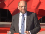 Schulz fordert Abzug von US-Atomwaffen Martin Schulz am Dienstag in Trier gegen US-Atomwaffen und gegen Erdogan. (Screenshot: YouTube)