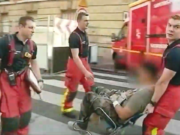 Paris: Auto rast in Gruppe von Soldaten Sanitäter im Pariser Vorort Levallois-Perret versorgen einen verletzten Soldaten. (Screenshot: YouTube)