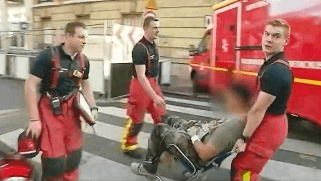 Sanitäter im Pariser Vorort Levallois-Perret versorgen einen verletzten Soldaten. (Screenshot: YouTube)