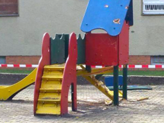 Unbekannte haben einen Sprengsatz auf einem Spielplatz in Spandau gezündet. (Foto: Facebook)