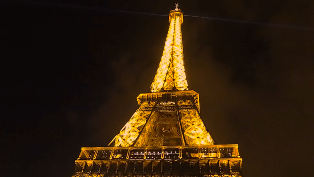 Am Eiffelturm wurde ein Terrorverdächtiger festgenommen.