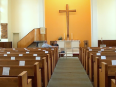 In der Dreieinigkeitskirche in Steglitz fühlt sich der afghanische Christ Ghulam Hussain Rezaiee nun sicher. (Screenshot: YouTube)