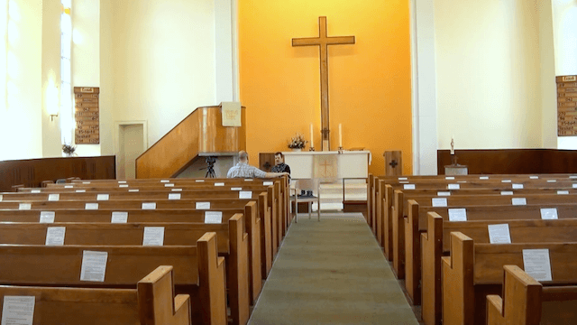 In der Dreieinigkeitskirche in Steglitz fühlt sich der afghanische Christ Ghulam Hussain Rezaiee nun sicher. (Screenshot: YouTube)