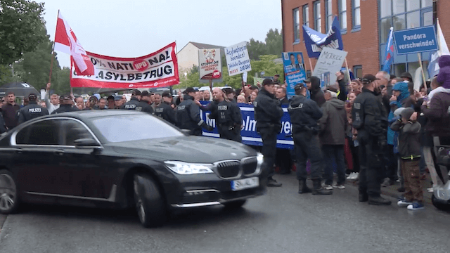 Angela Merkels Auto wurde in Wolgast in Vorpommern mit Tomaten beworfen. (Screenshot: YouTube)