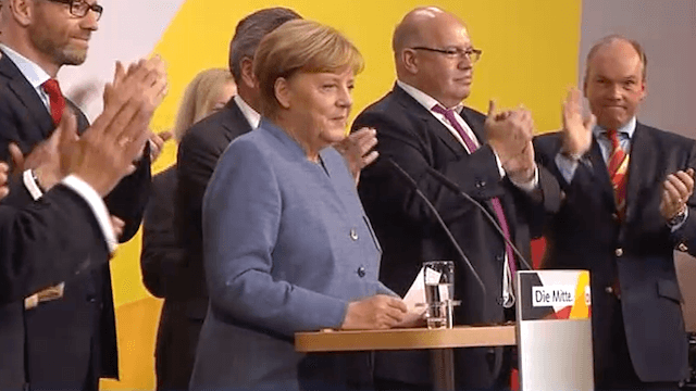 CDU-Spitzenkandidatin Angela Merkel räumt die Niederlage ein. (Screenshot: YouTube)