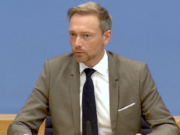 FDP und Grüne verhandeln Aufteilung der Ministerien FDP-Chef Christian Lindner sagte am Freitagmittag, dass es mit den Grünen „keine Telefonkonferenz, keine Gespräche, keine Abstimmung“ über die Verteilung von Ministerien gegeben habe. (Screenshot: YouTube)