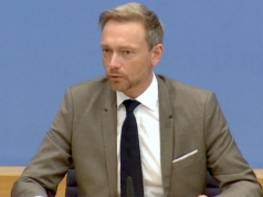 FDP-Chef Christian Lindner sagte am Freitagmittag, dass es mit den Grünen „keine Telefonkonferenz, keine Gespräche, keine Abstimmung“ über die Verteilung von Ministerien gegeben habe. (Screenshot: YouTube)